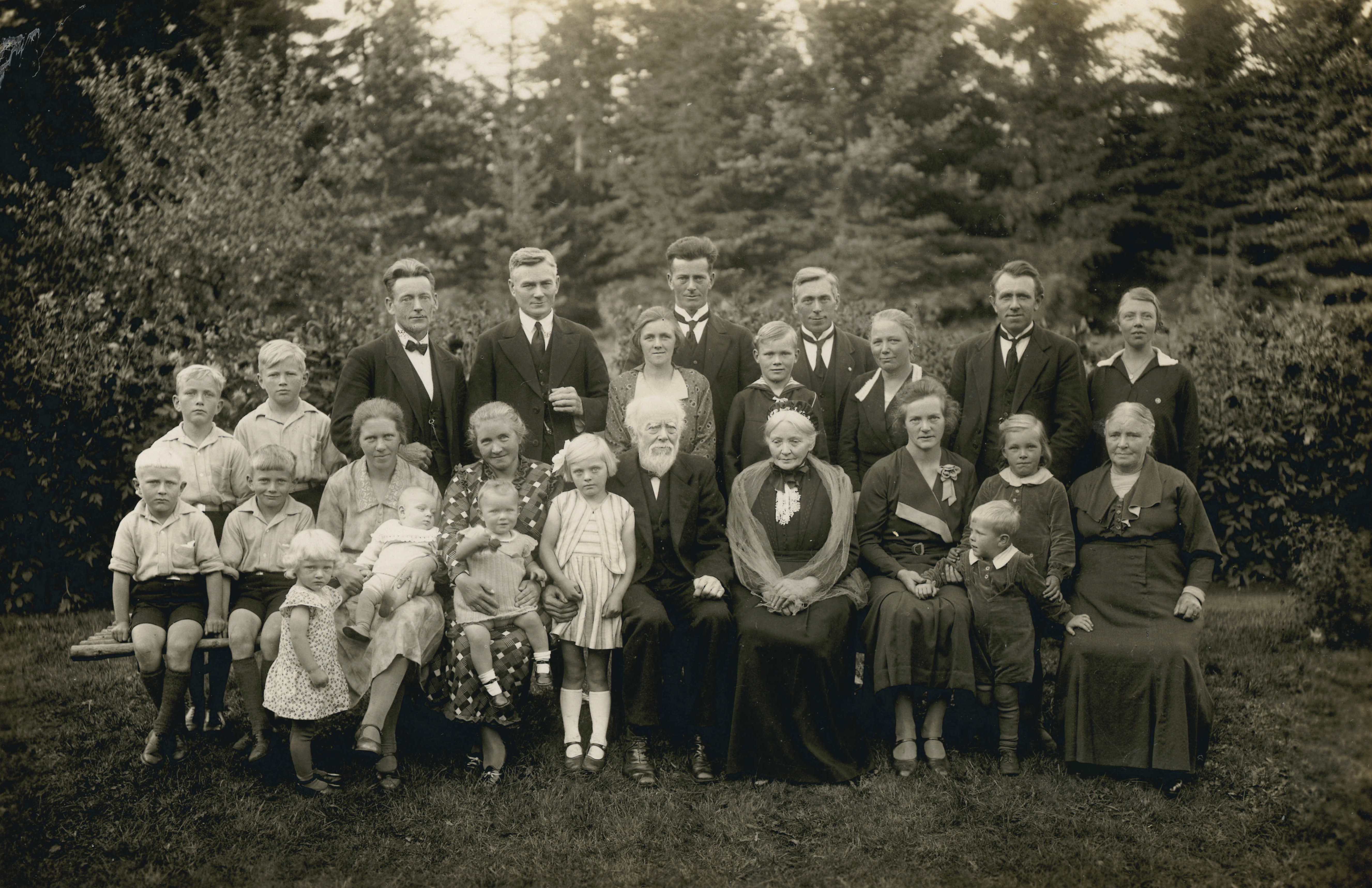Familiefoto i anledning af 45 års bryllupsdag i 1934. Billedet er taget i haven ved gården i Harreskov.