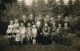 Familiefoto i anledning af 45 års bryllupsdag i 1934. Billedet er taget i haven ved gården i Harreskov.